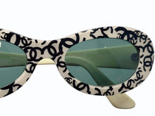 Load image into Gallery viewer, CHANEL シャネル オーバルサングラス アイウェア 18316 C0200 アイボリー ブラック ココマーク 総柄 美品 中古 4b005720