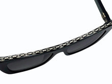 Load image into Gallery viewer, 新品未使用 CHANEL シャネル バタフライ シェイプ サングラス 5540-A アセテート メタル ブラック ゴールド金具 サイズ54□17 中古