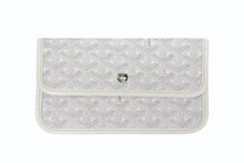 Load image into Gallery viewer, GOYARD ゴヤール ポーチ ポシェット 小物入れ PVC レザー ホワイト グレー マーカージュアート サンルイ シルバー金具 美品 中古 4b005765