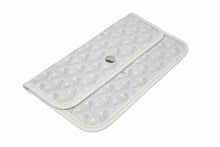 Load image into Gallery viewer, GOYARD ゴヤール ポーチ ポシェット 小物入れ PVC レザー ホワイト グレー マーカージュアート サンルイ シルバー金具 美品 中古 4b005765