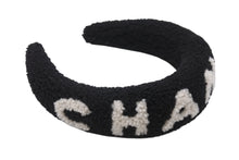 Load image into Gallery viewer, 新品未使用 CHANEL シャネル カチューシャ ブランドロゴ ヘアアクセサリー ムートン ブラック ホワイト 中古 4b005785