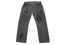 Load image into Gallery viewer, 新品未使用 CHROME HEARTS クロムハーツ セメタリー クロスパッチ デニム パンツ リーバイス LEVI`S 501 オーダー サイズ36 ブラック 中古 4b005822