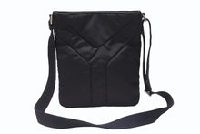 Load image into Gallery viewer, 極美品 YVES SAINT LAURENT イヴサンローラン ナイロン ショルダーバッグ ブラック ブラック ネイビー 273674.213317 シルバー金具 中古 4b005839