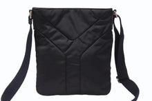 Load image into Gallery viewer, 極美品 YVES SAINT LAURENT イヴサンローラン ナイロン ショルダーバッグ ブラック ブラック ネイビー 273674.213317 シルバー金具 中古 4b005839