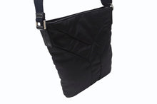 Load image into Gallery viewer, 極美品 YVES SAINT LAURENT イヴサンローラン ナイロン ショルダーバッグ ブラック ブラック ネイビー 273674.213317 シルバー金具 中古 4b005839