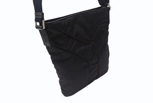 極美品 YVES SAINT LAURENT イヴサンローラン ナイロン ショルダーバッグ ブラック ブラック ネイビー 273674.213317 シルバー金具 中古 4b005839