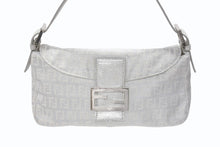 Load image into Gallery viewer, FENDI フェンディ ズッキーノ柄 マンマバケット グリッター ワンショルダーバッグ 8BR003 キャンバス シルバー シルバー金具 美品 中古 4b005843