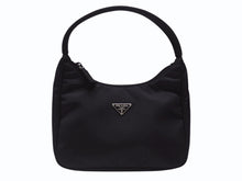 Load image into Gallery viewer, 極美品 PRADA プラダ ホーボー ワンショルダーバッグ MV515 トライアングルロゴ 三角ロゴプレート ナイロン ブラック 中古 4b005866