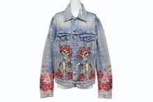 Load image into Gallery viewer, 極美品 AMIRI アミリ GRATEFUL DEAD skull rose スカルデザインペイントデニムジャケット YZERR着用 ブルー マルチカラー サイズM 中古 4b005884