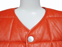 Load image into Gallery viewer, 極美品 BOTTEGA VENETA ボッテガヴェネタ レザーキルティングベスト 712269 ジープスキン ポリエステル レッド YZERR私物 サイズM 4b005886 中古