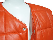 Load image into Gallery viewer, 極美品 BOTTEGA VENETA ボッテガヴェネタ レザーキルティングベスト 712269 ジープスキン ポリエステル レッド YZERR私物 サイズM 4b005886 中古