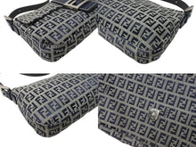 Load image into Gallery viewer, 極美品 FENDI フェンディ ズッキーノ柄 マンマバケット ワンショルダーバッグ 26424 ネイビー シルバー シルバー金具 中古 4b005928