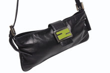 Load image into Gallery viewer, FENDI フェンディ マンマバケット型 ショルダーバッグ FF金具 レザー ブラック シルバー金具 美品 中古 4b005935