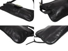 Load image into Gallery viewer, FENDI フェンディ マンマバケット型 ショルダーバッグ FF金具 レザー ブラック シルバー金具 美品 中古 4b005935