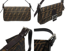 Load image into Gallery viewer, 極美品 FENDI フェンディ マンマバケット ワンショルダーバッグ 26424 ズッカ柄 キャンバス レザー ブラウン シルバー金具 中古 4b006013