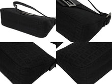 Load image into Gallery viewer, FENDI フェンディ マンマバケット ワンショルダーバッグ FF ズッキーノ柄 キャンバス レザー ブラック シルバー金具 美品 中古 4b006028