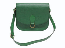 Load image into Gallery viewer, 極美品 LOUIS VUITTON ルイヴィトン ショルダーバッグ サンクルーGM M52194 エピレザー グリーン ゴールド金具 中古 4b006046