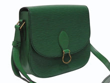 Load image into Gallery viewer, 極美品 LOUIS VUITTON ルイヴィトン ショルダーバッグ サンクルーGM M52194 エピレザー グリーン ゴールド金具 中古 4b006046