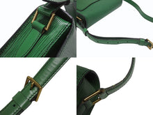 Load image into Gallery viewer, 極美品 LOUIS VUITTON ルイヴィトン ショルダーバッグ サンクルーGM M52194 エピレザー グリーン ゴールド金具 中古 4b006046