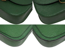 Load image into Gallery viewer, 極美品 LOUIS VUITTON ルイヴィトン ショルダーバッグ サンクルーGM M52194 エピレザー グリーン ゴールド金具 中古 4b006046
