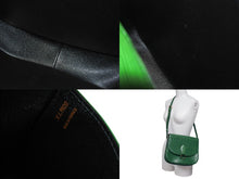 Load image into Gallery viewer, 極美品 LOUIS VUITTON ルイヴィトン ショルダーバッグ サンクルーGM M52194 エピレザー グリーン ゴールド金具 中古 4b006046