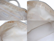Load image into Gallery viewer, CHANEL シャネル シェブロン Vステッチ ハンドバッグ 10番台 A30899 ココマーク ホワイト シルバー金具 美品 中古 4b006082