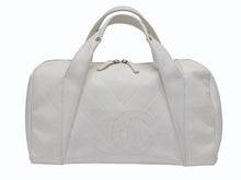 Load image into Gallery viewer, CHANEL シャネル シェブロン Vステッチ ハンドバッグ 10番台 A30899 ココマーク ホワイト シルバー金具 美品 中古 4b006082