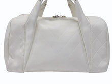 Load image into Gallery viewer, CHANEL シャネル シェブロン Vステッチ ハンドバッグ 10番台 A30899 ココマーク ホワイト シルバー金具 美品 中古 4b006082