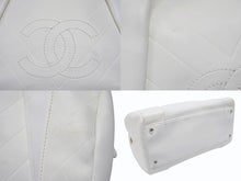 Load image into Gallery viewer, CHANEL シャネル シェブロン Vステッチ ハンドバッグ 10番台 A30899 ココマーク ホワイト シルバー金具 美品 中古 4b006082