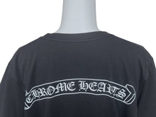 Load image into Gallery viewer, CHROME HEARTS クロムハーツ 半袖Tシャツ サイズS スクロールラベルロゴ プリント ブラック ホワイト 美品 中古 4b006110