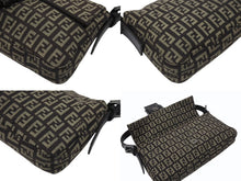 Load image into Gallery viewer, 極美品 FENDI フェンディ ズッキーノ柄 マンマバケット ワンショルダーバッグ 8BR000 ブラウン ガンメタリック金具 中古 4b006144