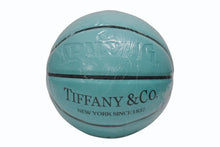 Load image into Gallery viewer, 新品未使用 TIFFANY&amp;Co. × Spalding ティファニー スポルティング バスケットボール インテリア ロゴ ティファニーブルー 合皮 中古 4b006185