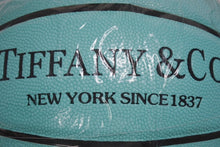 Load image into Gallery viewer, 新品未使用 TIFFANY&amp;Co. × Spalding ティファニー スポルティング バスケットボール インテリア ロゴ ティファニーブルー 合皮 中古 4b006185