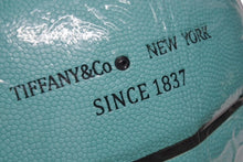 Load image into Gallery viewer, 新品未使用 TIFFANY&amp;Co. × Spalding ティファニー スポルティング バスケットボール インテリア ロゴ ティファニーブルー 合皮 中古 4b006185