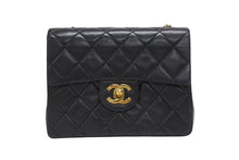 Load image into Gallery viewer, 極美品 CHANEL シャネル ミニマトラッセ 17 チェーンショルダーバッグ 1番台 ラムスキン ココマーク ブラック ゴールド金具 中古 4b006189