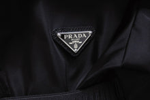 Load image into Gallery viewer, 極美品 PRADA プラダ Re-Nylon リナイロン トライアングルロゴプレート フーデッドジャケット 292255 S000 1WQ8 ブラック サイズ36 中古 4b006250