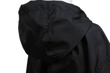 Load image into Gallery viewer, 極美品 PRADA プラダ Re-Nylon リナイロン トライアングルロゴプレート フーデッドジャケット 292255 S000 1WQ8 ブラック サイズ36 中古 4b006250