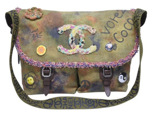 極美品 CHANEL シャネル エンブロイダリー メッセンジャーバッグ 21番台 A92790 グラフィティ カーキ ココマーク 中古 4b006339