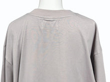 Load image into Gallery viewer, 新品未使用 Victoria HongKong ヴィクトリアホンコン 半袖Ｔシャツ グレー プリント サイズL TPVICTORIAT2 中古 4b006362