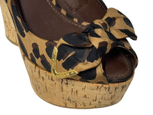 Load image into Gallery viewer, LOUIS VUITTON ルイヴィトン レオパード柄 サンダル ウェッジソール ブラウン ブラック ゴールド金具 サイズ34 1/2 美品 中古 4b006409