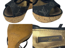 Load image into Gallery viewer, LOUIS VUITTON モノグラムデニム サンダル ウェッジソール DE0131 ブラック ゴールド サイズ35 美品 中古 4b006410
