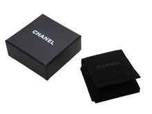 Load image into Gallery viewer, CHANEL シャネル ココマーク ボタン イヤリング ゴールド ブラック メタル 重量約3.2g A17C刻印 両耳用 美品 中古 4b006428