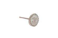Load image into Gallery viewer, 極美品 CHANEL シャネル Coco Mark ココマーク ピアス B18C 刻印 0.9g ゴールド ホワイト カラー 中古 4b006434