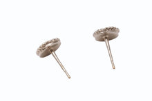 Load image into Gallery viewer, 極美品 CHANEL シャネル Coco Mark ココマーク ピアス B18C 刻印 0.9g ゴールド ホワイト カラー 中古 4b006434