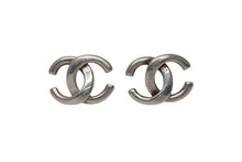 Load image into Gallery viewer, 極美品 CHANEL シャネル Coco Mark ココマーク ピアス シルバーカラー 01P 刻印 1.7g アクセサリー 中古 4b006440