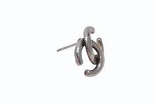 Load image into Gallery viewer, 極美品 CHANEL シャネル Coco Mark ココマーク ピアス シルバーカラー 01P 刻印 1.7g アクセサリー 中古 4b006440