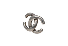 Load image into Gallery viewer, 極美品 CHANEL シャネル Coco Mark ココマーク ピアス シルバーカラー 01P 刻印 1.7g アクセサリー 中古 4b006440