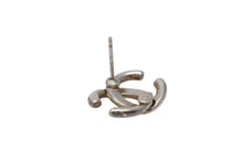Load image into Gallery viewer, 極美品 CHANEL シャネル Coco Mark ココマーク ピアス シルバーカラー 01P 刻印 1.7g アクセサリー 中古 4b006440