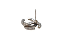 Load image into Gallery viewer, 極美品 CHANEL シャネル Coco Mark ココマーク ピアス シルバーカラー 01P 刻印 1.7g アクセサリー 中古 4b006440