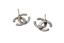 Load image into Gallery viewer, 極美品 CHANEL シャネル Coco Mark ココマーク ピアス シルバーカラー 01P 刻印 1.7g アクセサリー 中古 4b006440